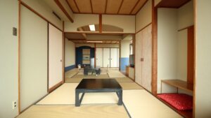 低いテーブルと座椅子のある畳の部屋