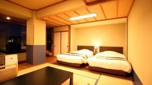 畳敷きの客室のツインベッド