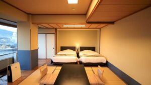 畳の客室のツインベッド