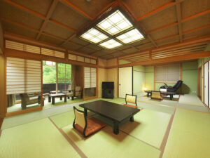Chambre en tatami avec table basse et chaises