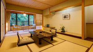 Chambre en tatami avec table basse et chaises près de la fenêtre