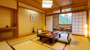 Chambre en tatami avec table basse et chaises de sol