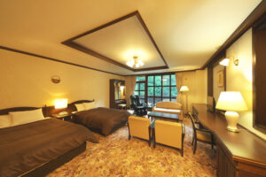 Lits jumeaux dans une chambre avec coin salon
