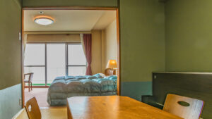 Lits dans une chambre avec table et fenêtre
