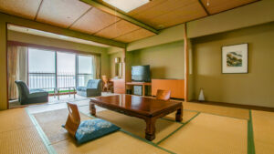 Chambre en tatami avec table basse, coussin de sol et chaises