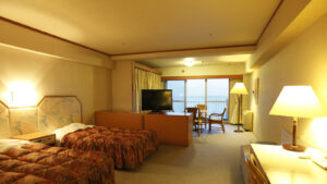 Lits jumeaux dans une chambre avec coin salon
