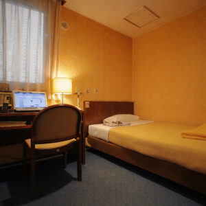 Lit simple à côté d’un bureau et d’une chaise