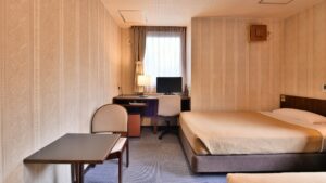 Lit simple avec bureau et chaise dans la chambre