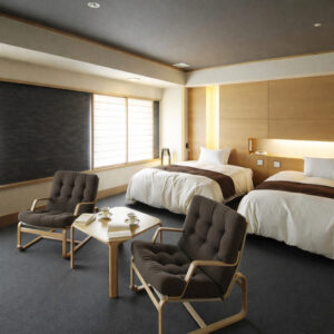 带有椅子和桌子的双床客房