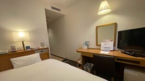 Zona letto e scrivania in una camera