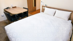 Letto matrimoniale accanto a un tavolino e sedie