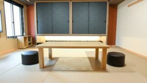 Tavolo basso e sgabelli in una zona salotto con tatami