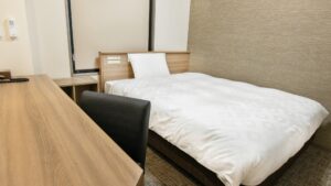 Letto singolo accanto a una scrivania in una camera