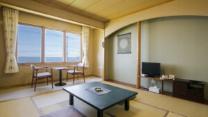 Tatamizimmer mit niedrigem Tisch, Stühlen und Fenster