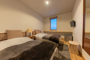 Zwillingsbetten in einem schlichten Gästezimmer