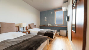 Zwei Einzelbetten in einem Gästezimmer