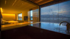 침실 옆 노천 전용 욕조와 창밖 전망