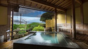 푸른 녹음과 물을 내려다보는 전용 노천탕