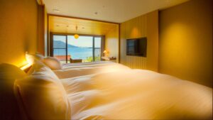 바다가 보이는 창을 향한 트윈 침대가 있는 객실