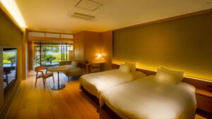 휴식 공간이 있는 객실의 트윈 베드