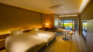 테이블과 소파가 있는 객실의 트윈 침대