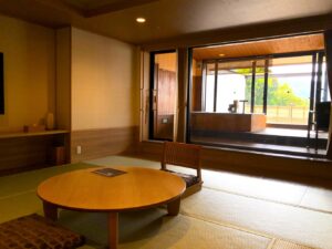 Camera con tatami, tavolo basso e sedie