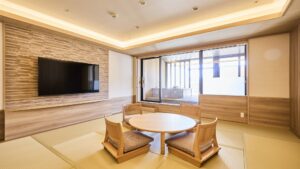 Camera in tatami con tavolo basso e sedie da pavimento