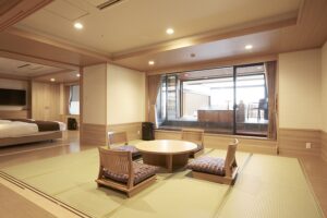Camera in tatami con tavolo basso e sedie da pavimento