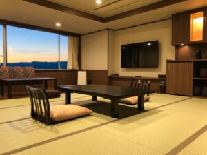 Camera con tatami, tavolo basso, sedie da pavimento e divano