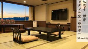 Camera in tatami con tavolo basso, sedie da pavimento e finestra