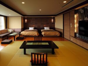 Camera in tatami con due letti e tavolino basso