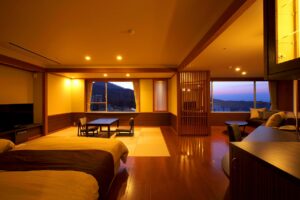 Camera con letti singoli e area salotto in tatami