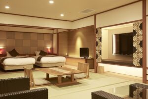 Camera con letti singoli e area salotto in tatami