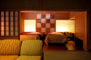 Due letti in una camera in tatami con illuminazione calda