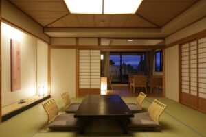 Habitación de tatami con mesa baja y sillas de suelo