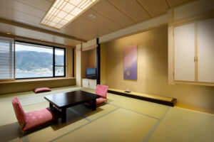 Habitación de tatami con mesa baja y cojines de suelo