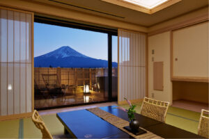 Habitación de tatami con mesa frente a la vista del monte Fuji