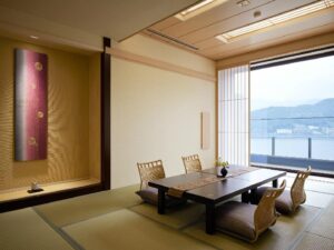 Zona de estar de tatami junto a una gran ventana