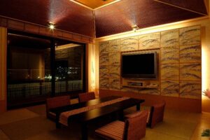 Zona de estar con tatami, mesa baja y sillas