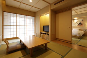 Zona de tatami con mesa baja y cojines