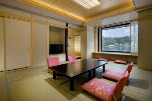 Zona de estar de tatami con mesa baja y cojines