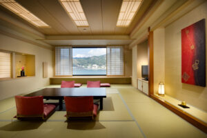 Zona de estar de tatami con mesa baja y vista por la ventana