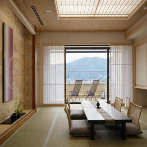Zona de tatami con mesa baja junto al balcón.