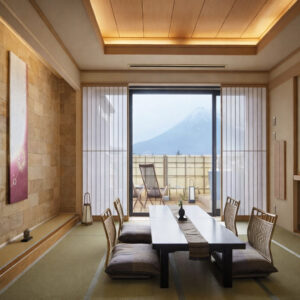 Zona de tatami con mesa baja junto al balcón con vistas