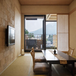 Zona de tatami con mesa baja junto a la ventana