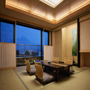 Zona de estar de tatami con mesa baja junto a la ventana