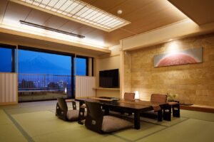 Zona de estar de tatami con mesa baja junto a la ventana