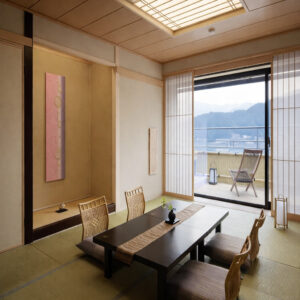 Zona de estar de tatami con mesa baja frente al balcón