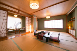 Habitación de tatami con mesa baja y sillas de suelo