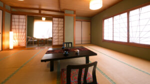 Habitación de tatami con mesa baja y sillas de suelo